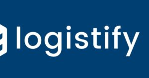 Rendezett fulfillment raktár polcos tárolással és dobozokkal fulfillmentre váltás után.