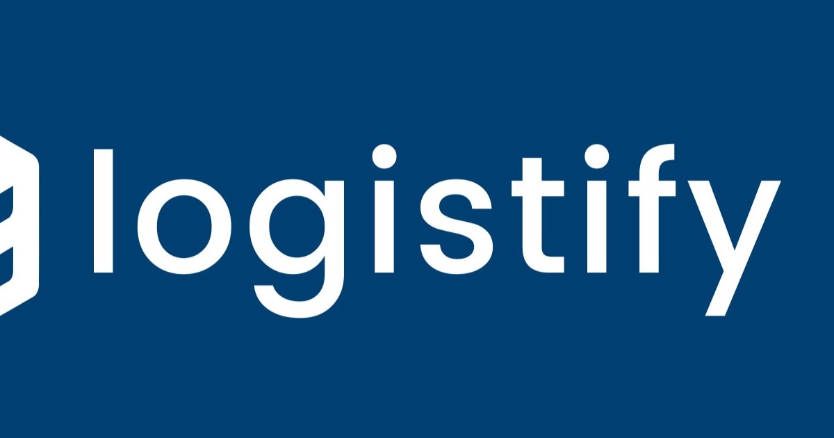 Rendezett fulfillment raktár polcos tárolással és dobozokkal fulfillmentre váltás után.