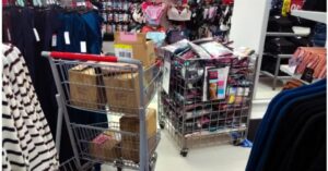 Zsúfolt webshop saját raktára csomagokkal és polcokkal, ahol a helyhiány már akadályozza a hatékony munkavégzést.