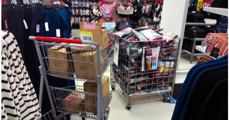 Zsúfolt webshop saját raktára csomagokkal és polcokkal, ahol a helyhiány már akadályozza a hatékony munkavégzést.