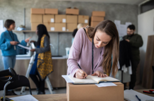 Egy tudatos döntést segítő ellenőrző lista és logisztikai terv egy webshop tulajdonos előtt.